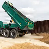 Schüttgut Transporter vor Sandhaufen